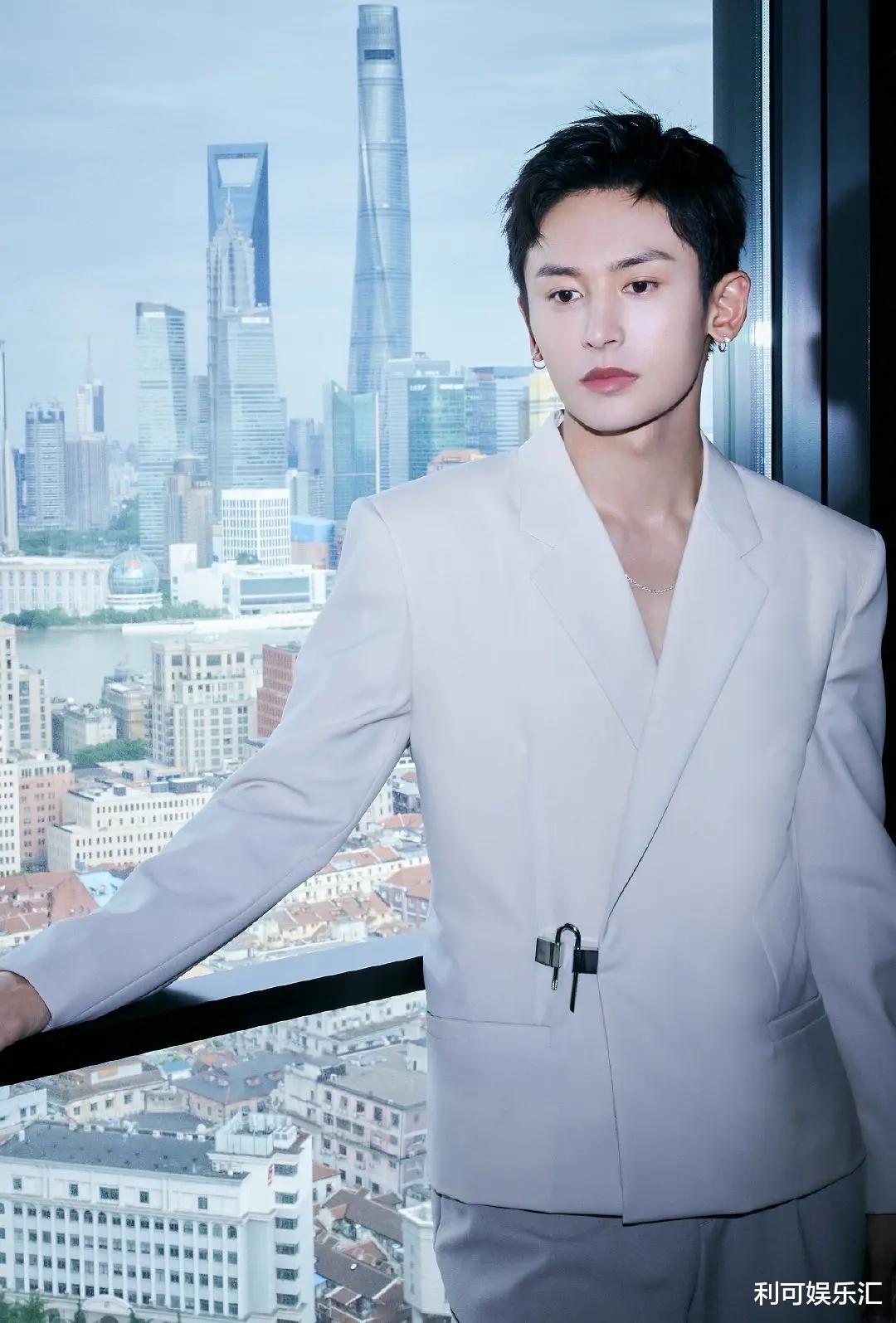 张哲瀚|张哲瀚活动造型被吐槽，被指像“女企业家”，走娇媚路线让人不适