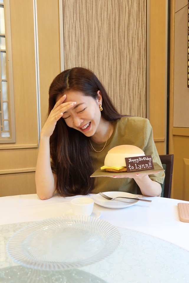 熊黛林|熊黛林也太懂搭配了，穿的休闲风上衣，款式也这么的独特