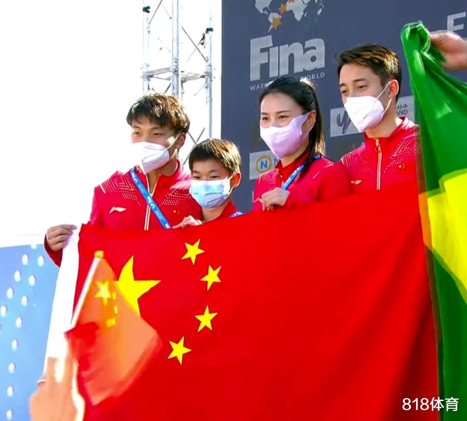 全红婵|笑不活了! 全红婵颁奖鼓掌突然发现右手抱着奖杯, 于是左手拍大腿鼓掌