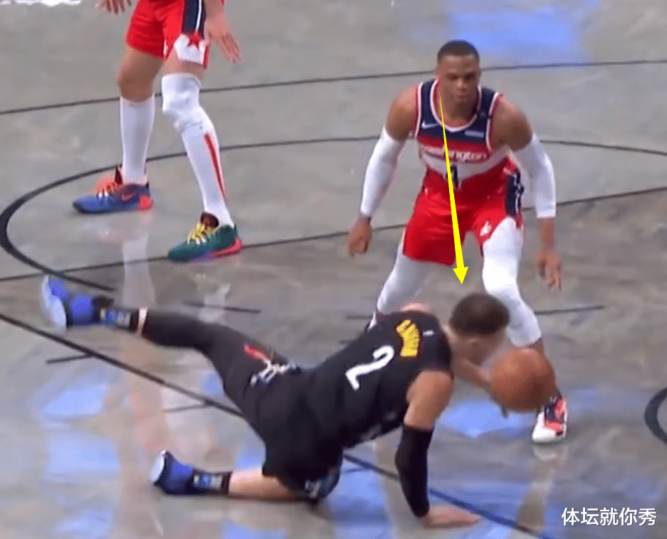 布雷克·格里芬|真硬氣！格里芬背打威少，一頂沒動，二頂發愣，再打直接躺地板上了