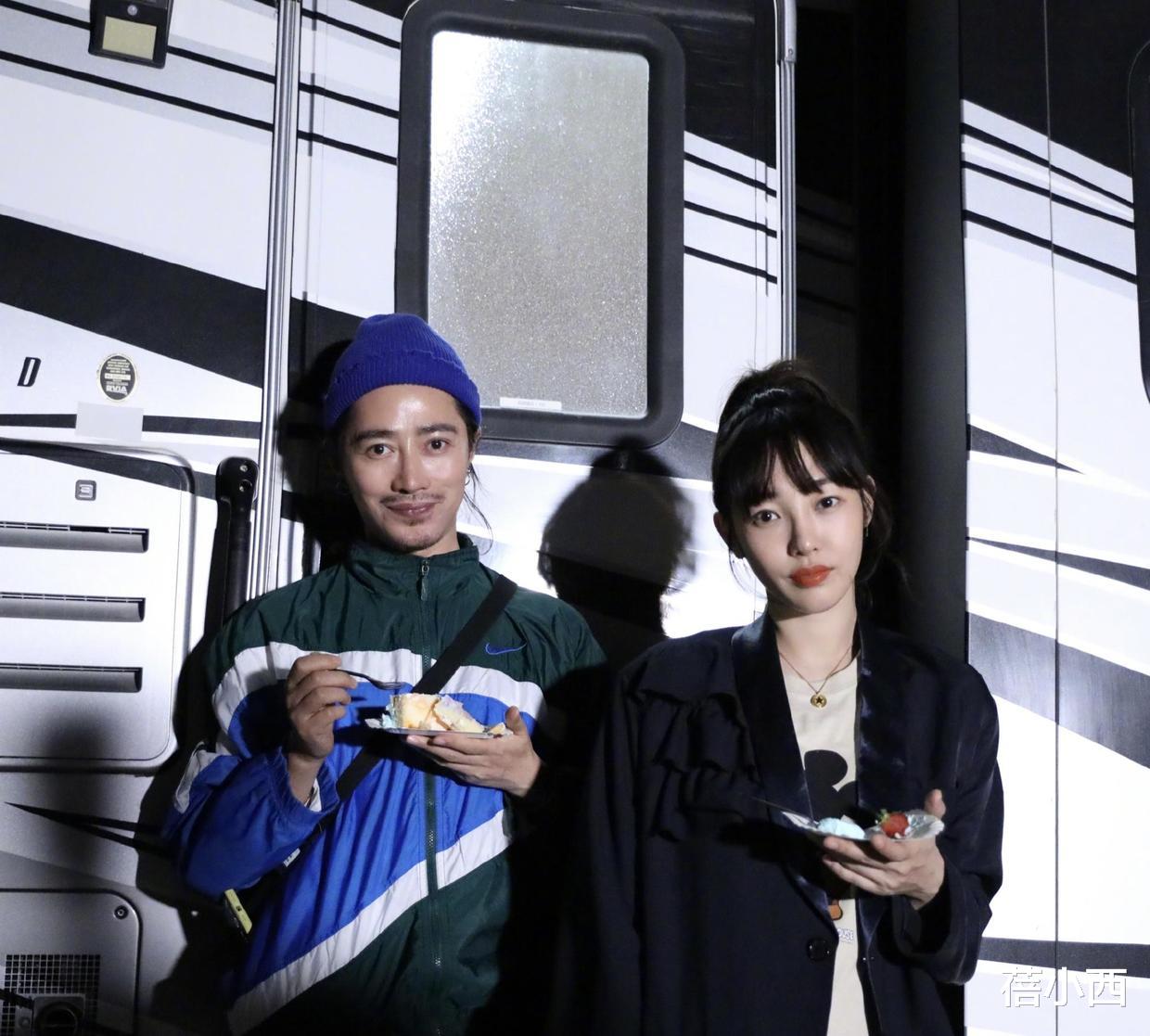 蓓小西 白百何又成功穿出了超模既视感,绿色外套配条纹阔腿裤,真高级