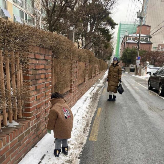 蔡琳|41岁蔡琳健身房锻炼，为儿子保养好身体，火辣身材引帅哥回头看