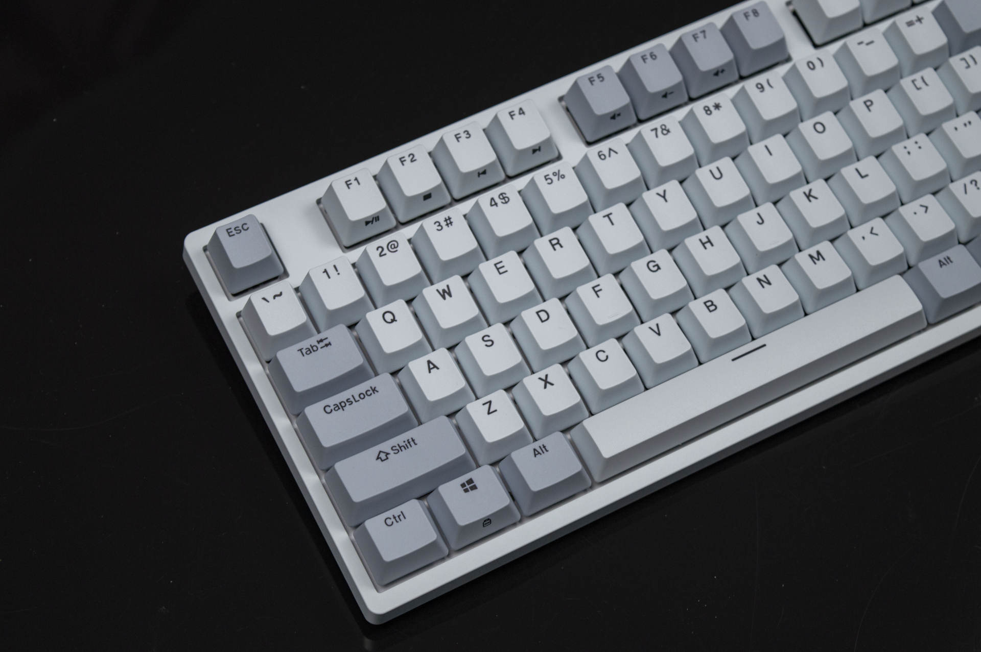 機械鍵盤|耐看百搭: 杜珈金牛座K320淺霧藍Cherry紅軸機械鍵盤開箱