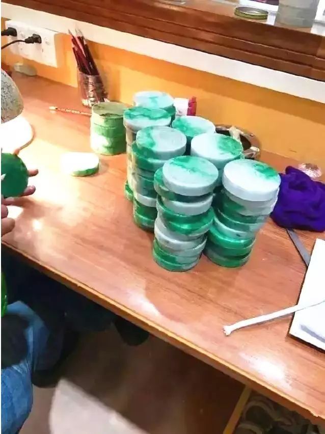 翡翠手镯|150万买的一块原石一刀下去，切出价值3000万的满色翡翠手镯!