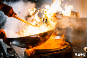 肺癌|郑重提醒：喉咙出现4个症状，不是“咽炎”，可能是肺癌上身