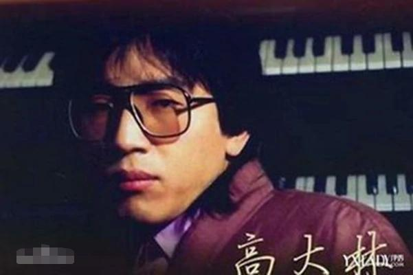 身份证|《走过咖啡屋》的原唱在网络上分享自己的生活，高调展示身份证，引起网友强烈反响