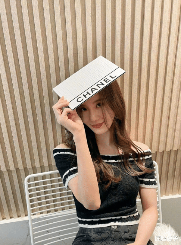 刘诗诗|刘诗诗身材太适合穿一字肩，小香风上衣配牛仔裤，简单也有气质