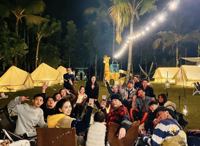 周杰伦|周杰伦晒妻儿牵手背影，被赞“吉祥三宝”，弟弟身高直逼姐姐