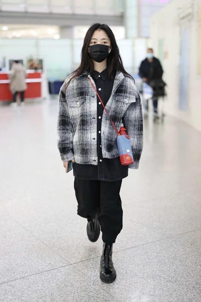 大表姐的时尚圈 162cm谭松韵的秋季搭配,穿灯芯绒西装复古潮流,配条西裤很文艺