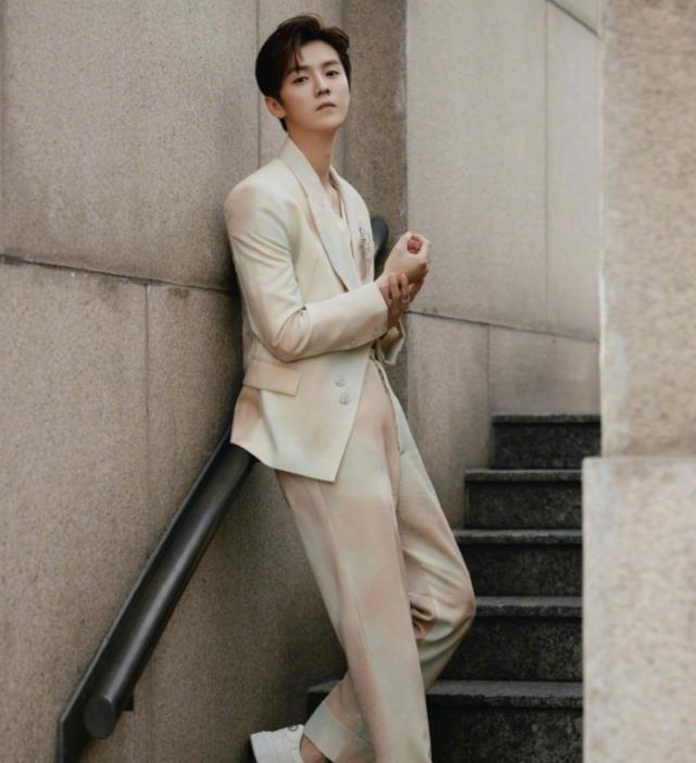 鹿晗|32岁鹿晗跨年“尬聊”，被迫疯狂收礼遭嘲，粉丝：不服憋着