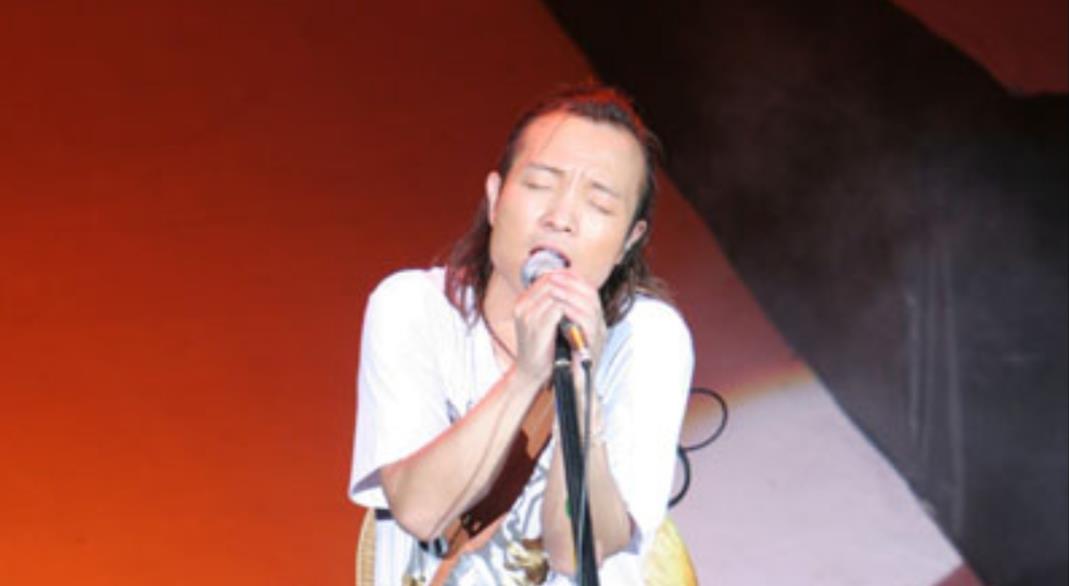 许巍|因长相不行许巍不被公司重视从而退了圈,谁知一个电话改变他命运