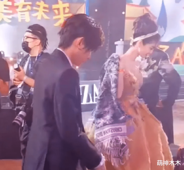 明星|芭莎慈善晚宴内场曝光，名利场变吃席现场，素人花3万就能走红毯