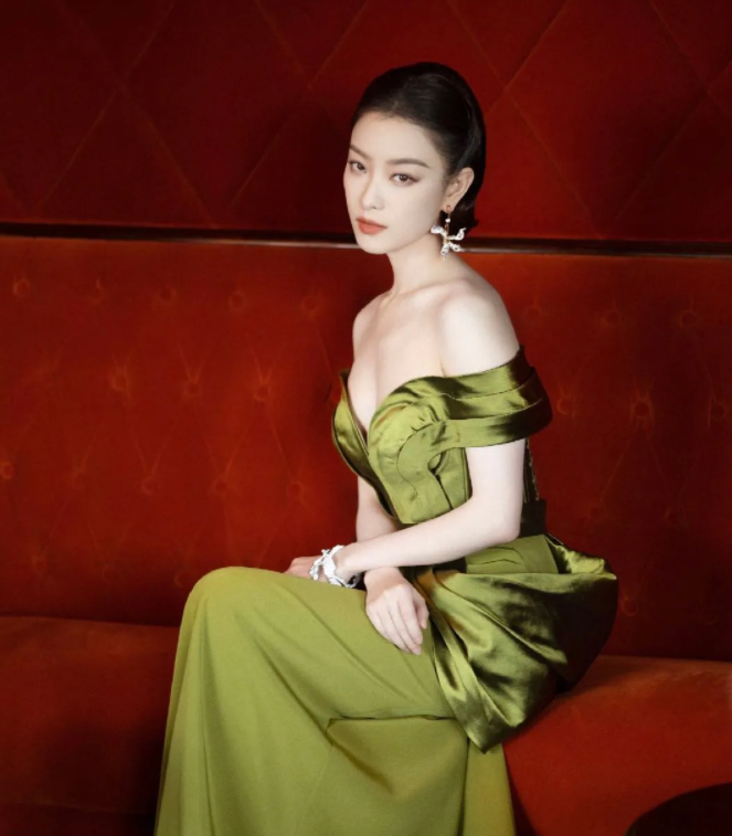 蒋欣|6个被身材拖累的红毯女星：蒋欣骨架大，沈月五五分，马思纯壮实