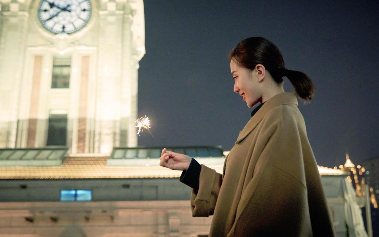 衬衫|刘诗诗又美出新高度，白衬衫配阔腿裤简约干练，意外穿出高级感