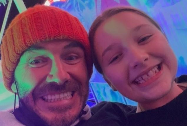 贝克汉姆|太幸福!小贝越活越年轻,看不出快50岁,坐过山车,穿可爱毛衣