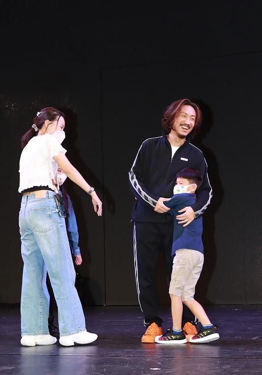 全球时尚号|郑中基一家四口合体，余思敏打扮太随性，一对儿女眼睛像爸