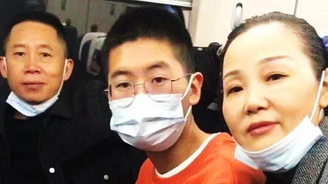 孙悦|孙卓姐姐孙悦露“真容”,在隔离酒店献上生日祝福,长得很像妈妈