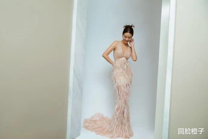 发型 杨采钰大晒美照，皮肤不白手臂也不细，健康的美却很抓人眼球
