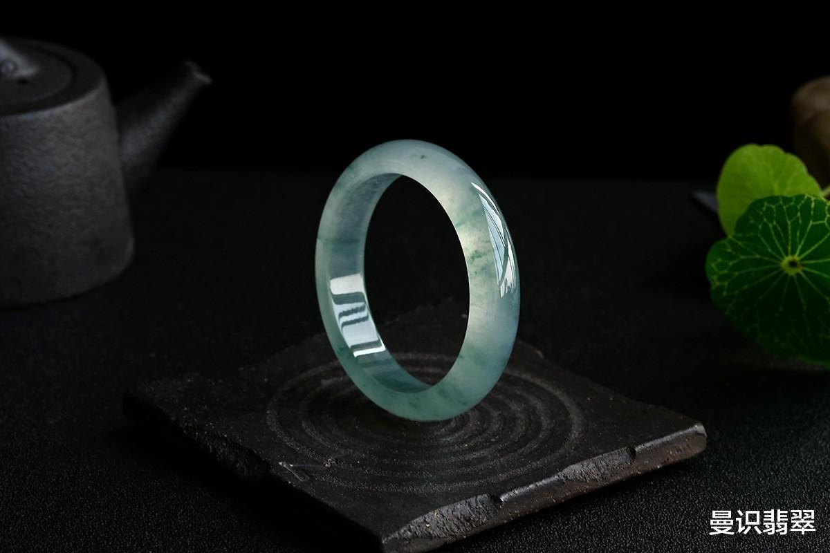 翡翠手镯|这四种女性并不适合佩戴翡翠手镯，看看你中招没有！