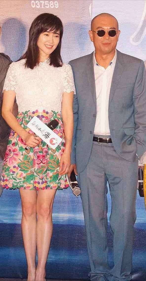潮帮先生 左小青与宋慧乔不愧是国民女神，穿同款蕾丝短裙，气质也不相上下