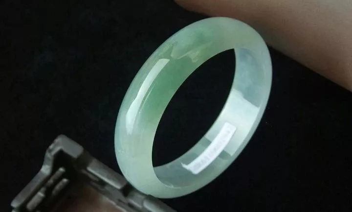 翡翠手镯|翡翠手镯，越戴越透？