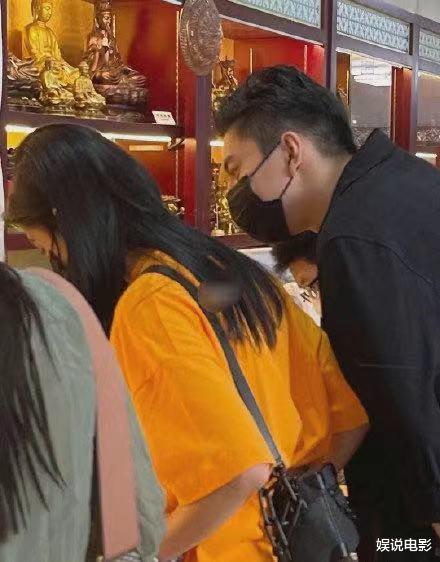 王大陆|蔡卓宜被曝探班王大陆，坐男方腿上撒狗粮，两人曾游雍和宫被拍