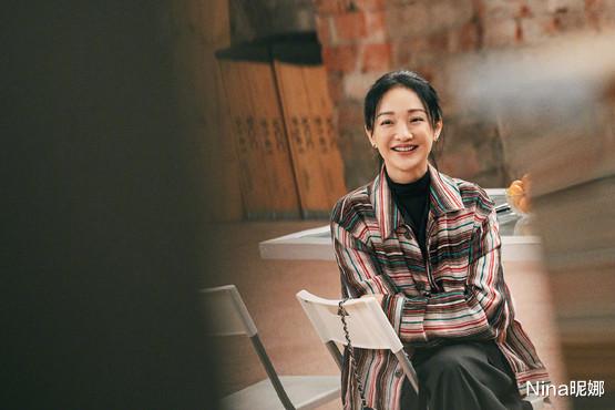 周迅|周迅佛系过猛！冬天双穿棉袄配半身裙赶飞机，脚下黑色凉拖太抢镜