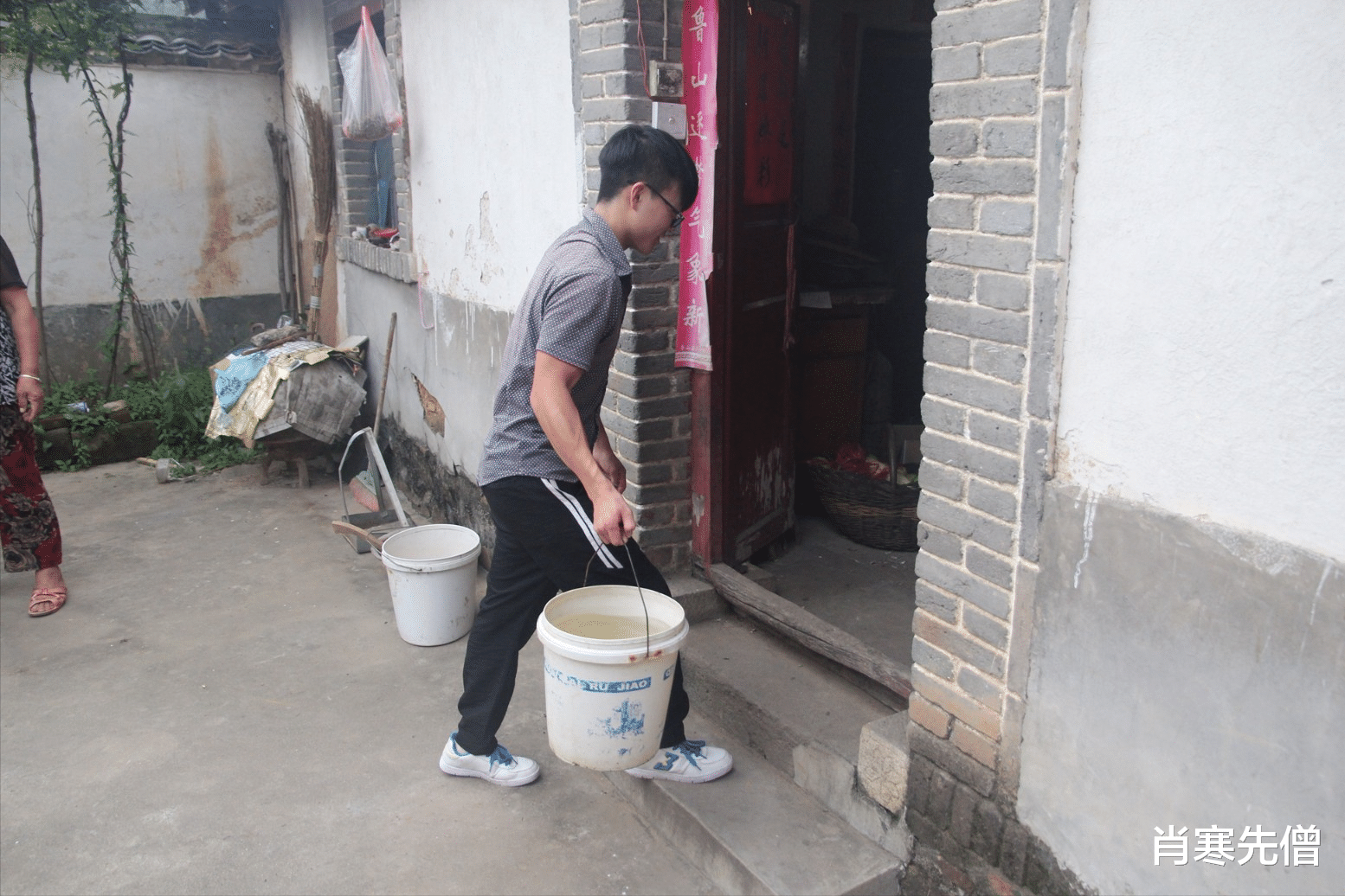 穿衣搭配|我，跟着养父相依为命，27岁见到亲父，拒绝相认被亲父打一巴掌