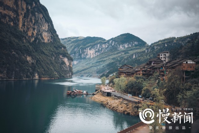 慢新闻 用画笔颜料定格泼墨山水 重庆龚滩，为何如此被画家钟情?
