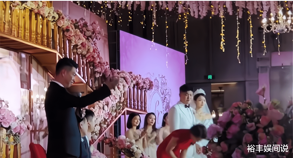 闫学晶|闫学晶儿子大婚！百位明星参与，龙虾、帝王蟹、茅台一应俱全