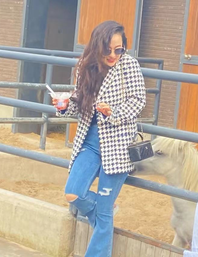 霍思燕|杜江夫妇出游，霍思燕赘肉抢镜胖若两人，网友笑言：不懊恼自己了