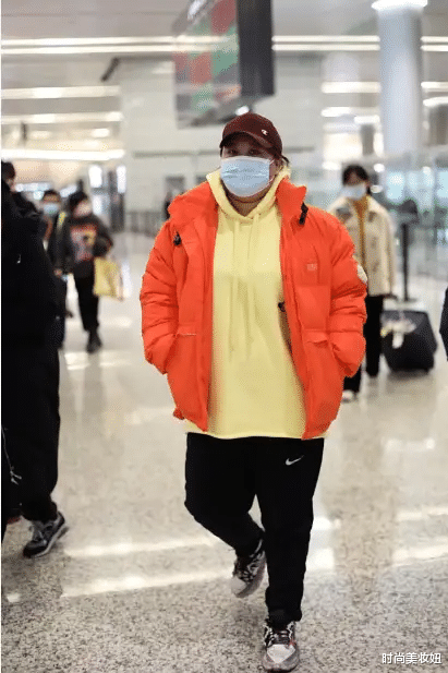 贾玲|在路人镜头下的贾玲太胖了，穿运动服看着有180斤，真该减肥了