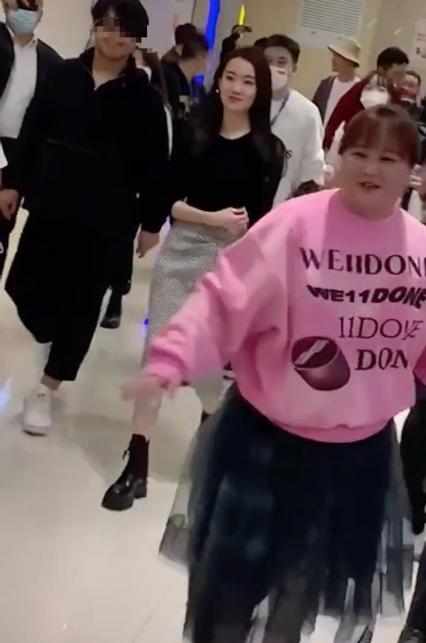 张小斐|张小斐彻底逆袭巨星范好足！穿开衩裙出场阵仗太大，贾玲变助理