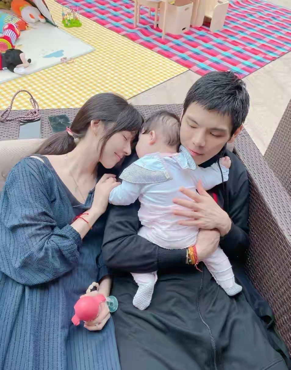 潮帮先生|向佐晒一家人合影，郭碧婷穿家居服素颜也靓丽，向太瘦出了尖下巴