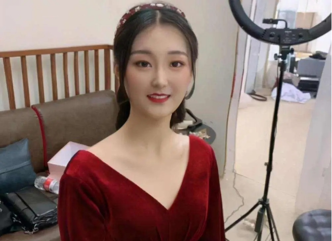 陈亚男|刚离婚9天，陈亚男又开始作妖了，23岁的小姑娘怎么这么有心机？