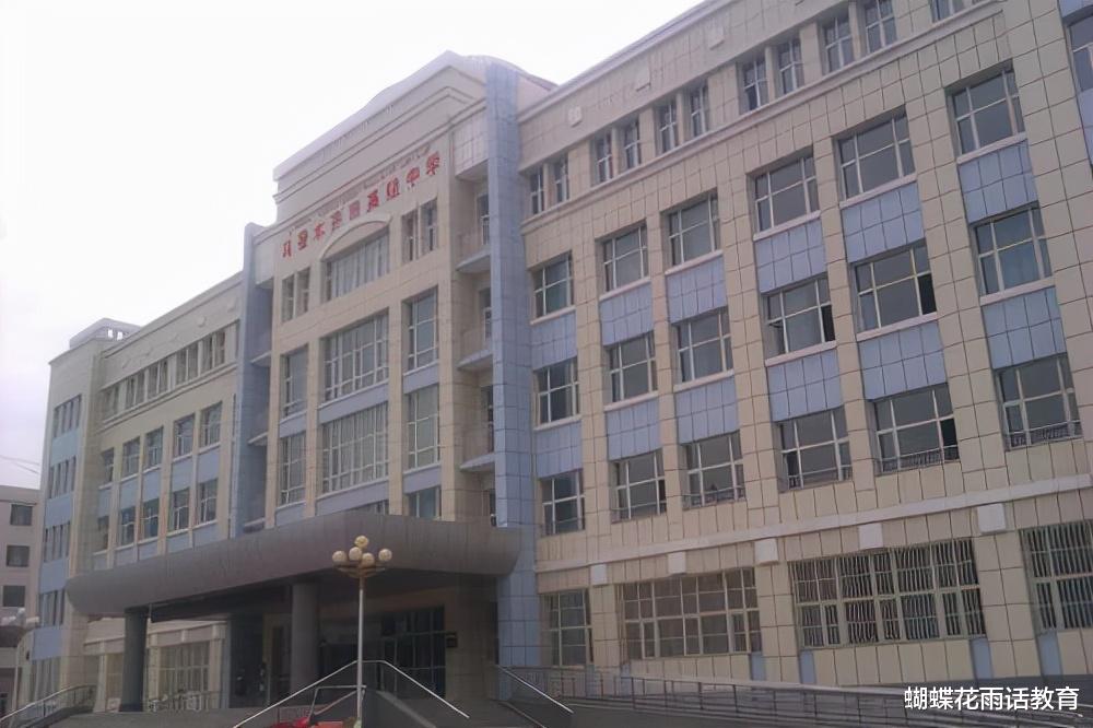 宿舍|1间宿舍住了24人，每人每年5000元，而关键是学校称宿舍与其无关