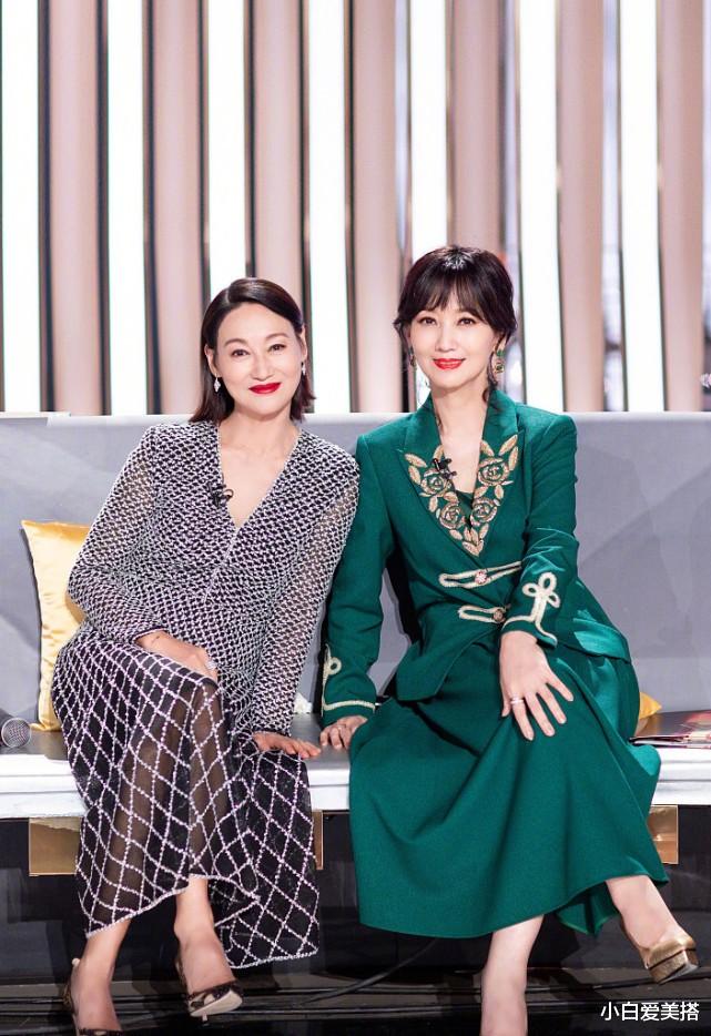 小白爱美搭|赵雅芝穿着绿色长裙与惠英红坐在一起，画面好养眼，尽显优雅气质