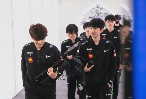 Doinb回家进行最后隔离，家中大豪宅已装修好？说话都带回音