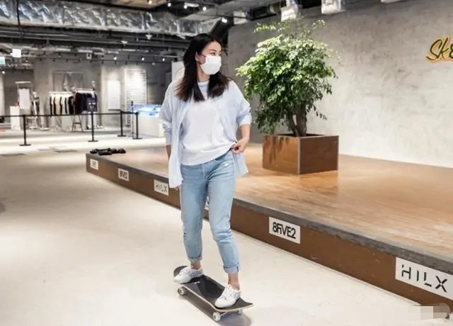 一街拍|郭晶晶霍启刚帅气玩滑板，郭晶晶穿55元国货鞋，豪门阔太超朴实！