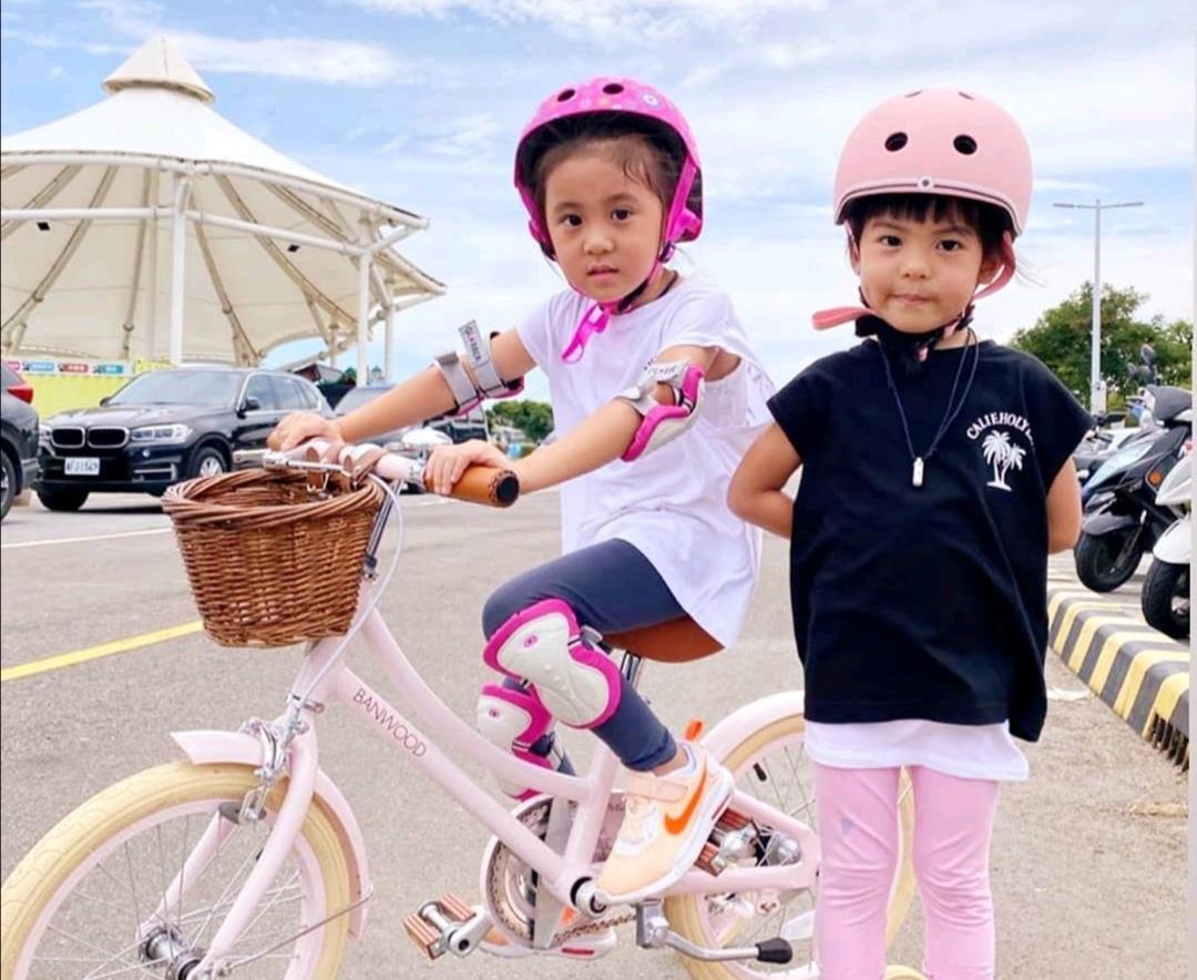 杨幂|修杰楷生日派对高举干儿子，Bo妞吃醋向爸爸索抱，咘咘绑马尾亮相