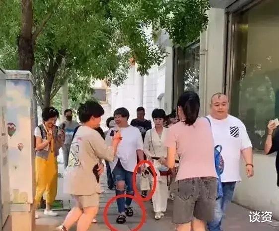 王慧|郭德纲妻子王慧逛街被偶遇，全身行头近百万，体态臃肿伙食好