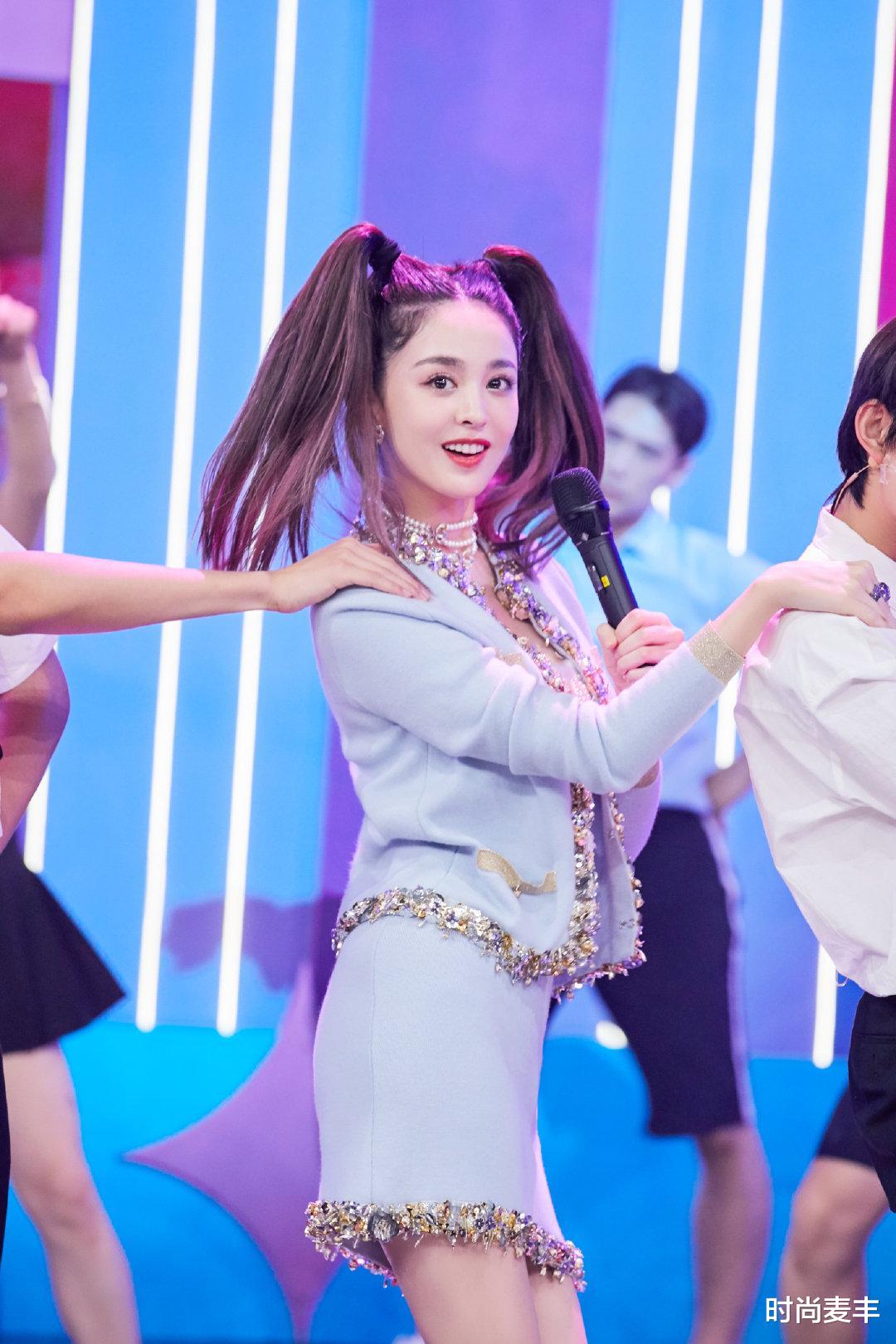 古力娜扎|古力娜扎上《快本》，浅蓝色小香风套装配双马尾，也只有她能驾驭