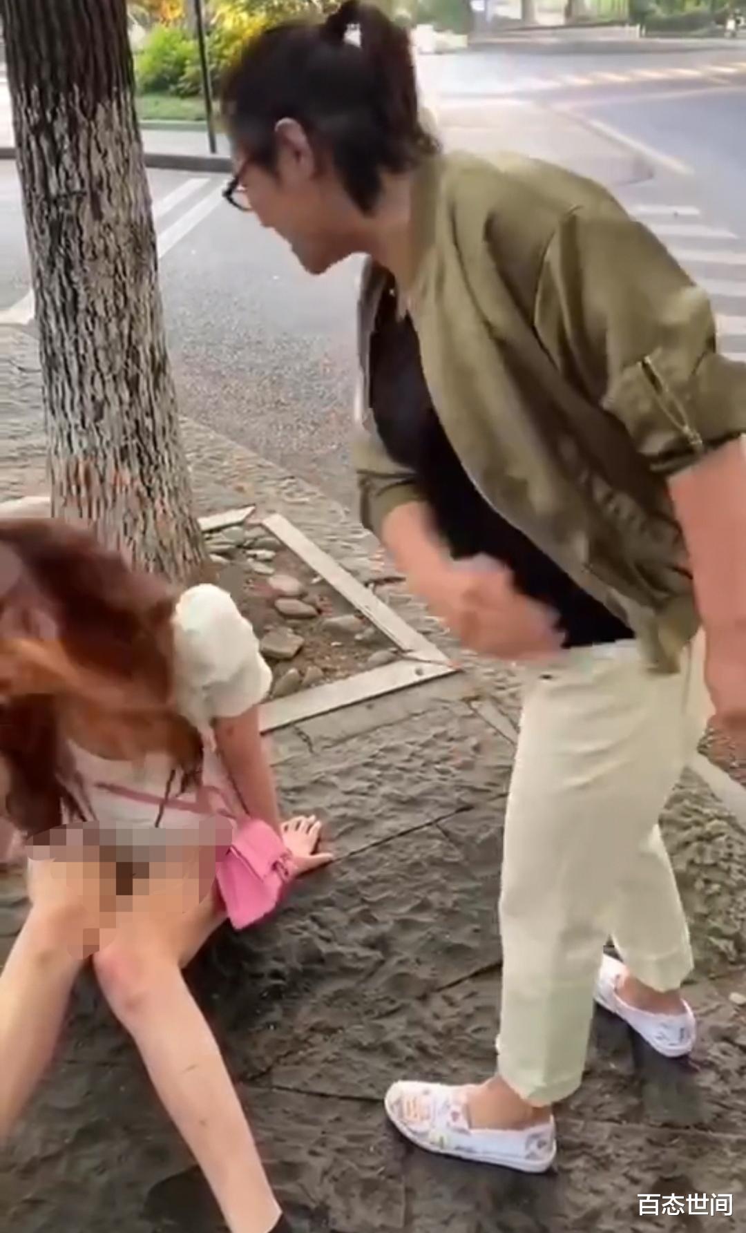 百态世间 杭州醉酒女子把脚搭座椅头枕还张口骂人,被滴滴女司机掌掴教训