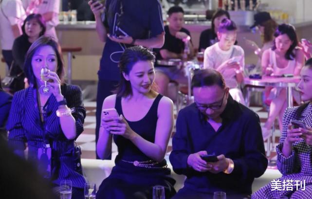 高圆圆 高圆圆被路人比下去了？穿露腰裙现身，网友：感觉合照女孩也不输