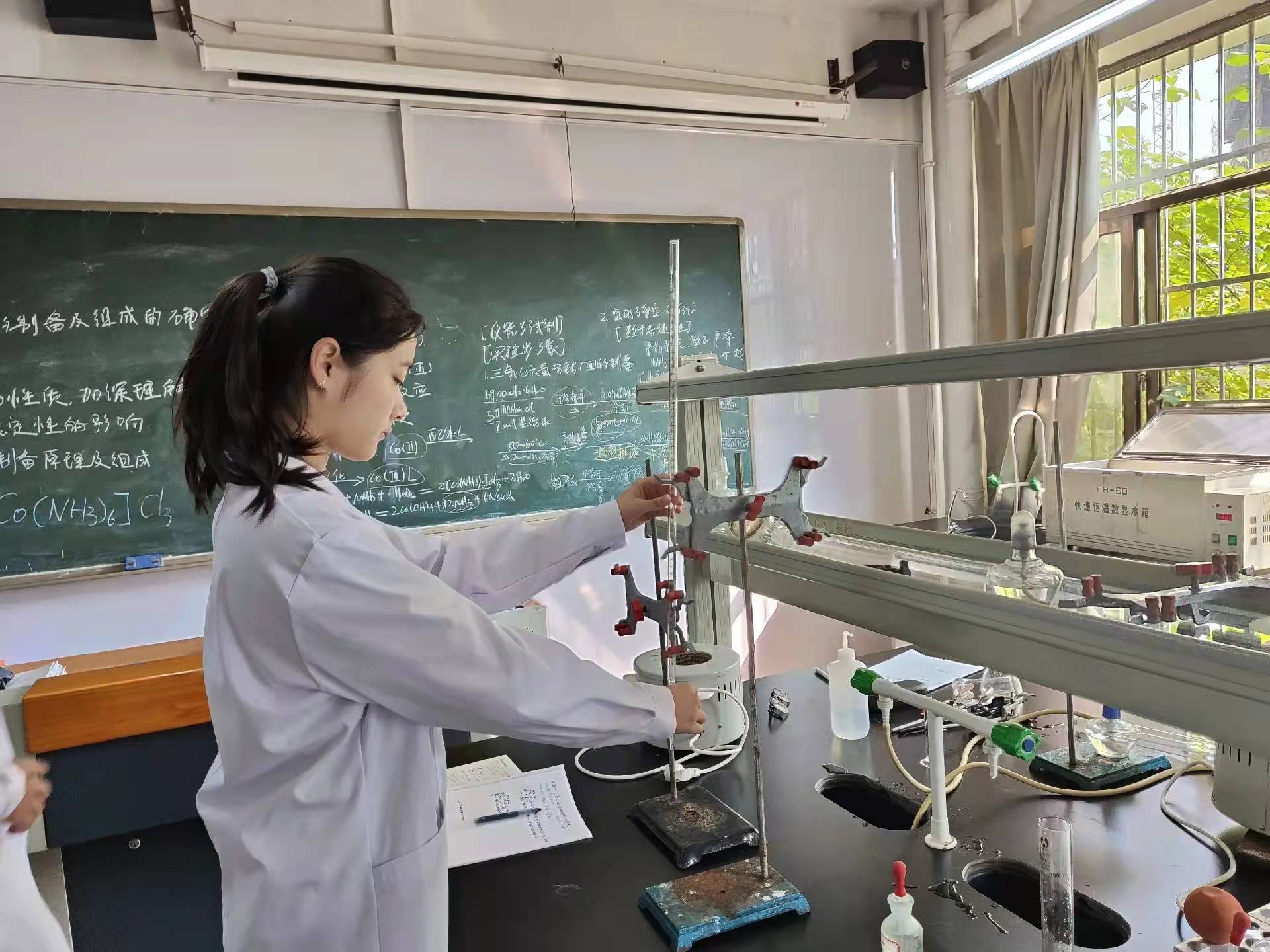 女大学生|江西：一女大学生晒自己和妈妈的对比照走红，生活照曝光，颜值不低