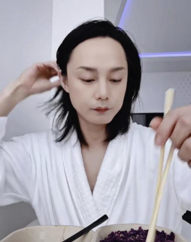 苹果|尹正直播被偶遇,扎小辫儿化精致妆容,瘦身成功颜值秒杀周围女生