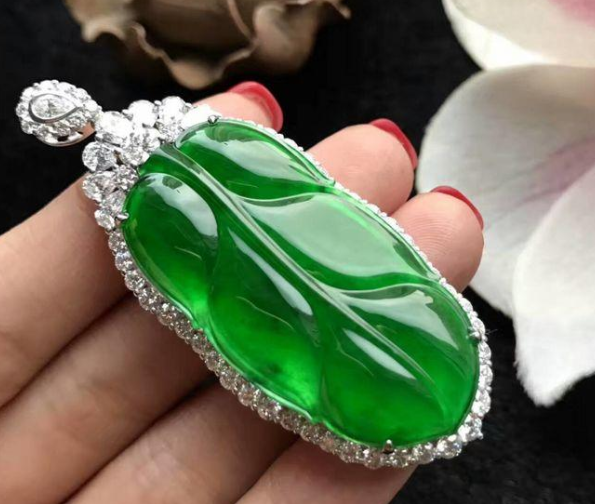 翡翠|色差一分，价差十倍，如何正确观察翡翠的颜色？