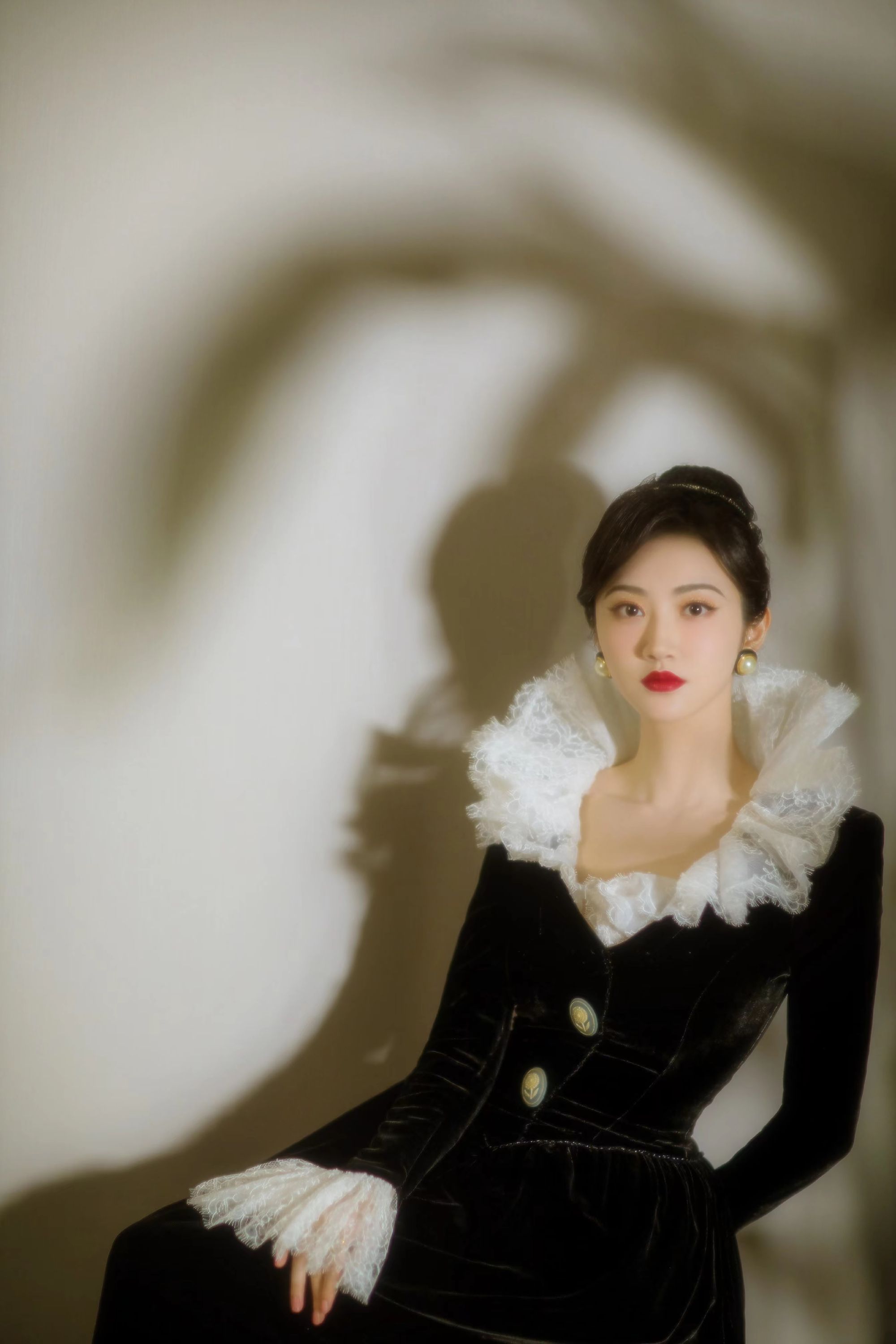 景甜|景甜不愧是人间富贵花，赫本造型似仙女下凡，红唇妆容尽显女人味