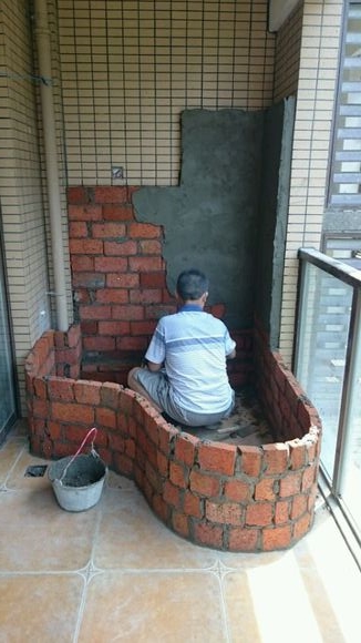 |在自家阳台上砌个鱼池,成本不过1000块,邻居看完都说好!