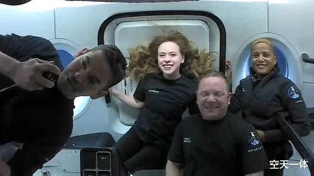 太空 龙飞船游客太空归来，4人都不是专业航天员，出舱为何不用抬起？